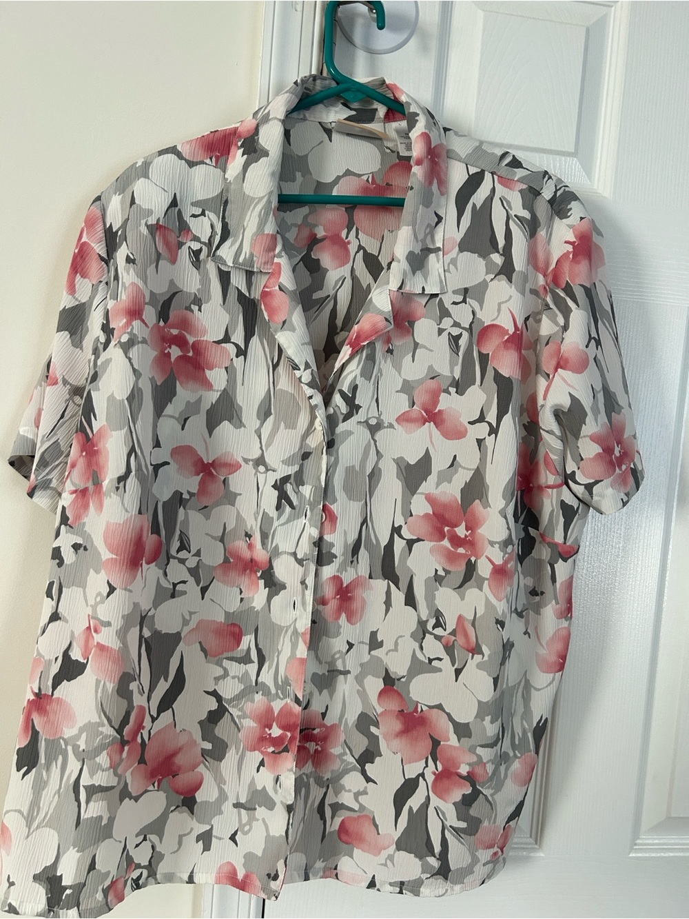 Alfred Dunner Floral Short-Sleeve Button-Up Blouse in Pink and Gray